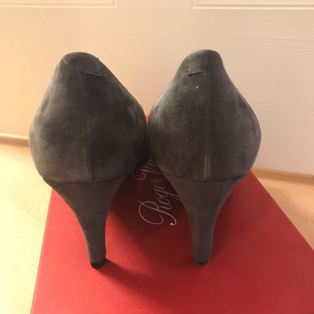 Brand New Roger Vivier grey suede pump - Picture 4 of 4